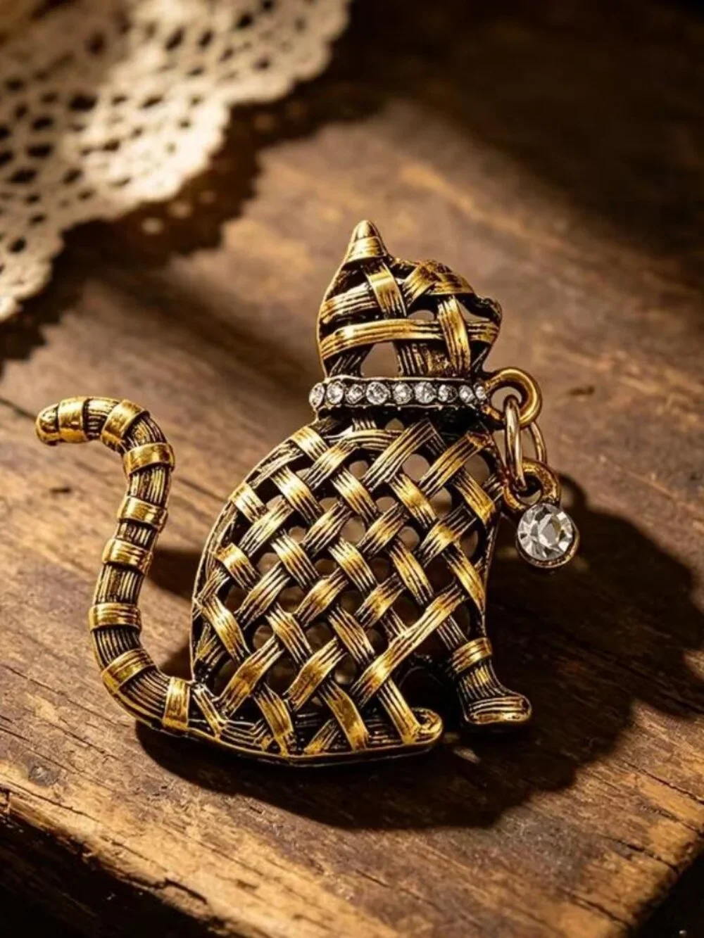 BRONZE BASKET-WEAVE CAT